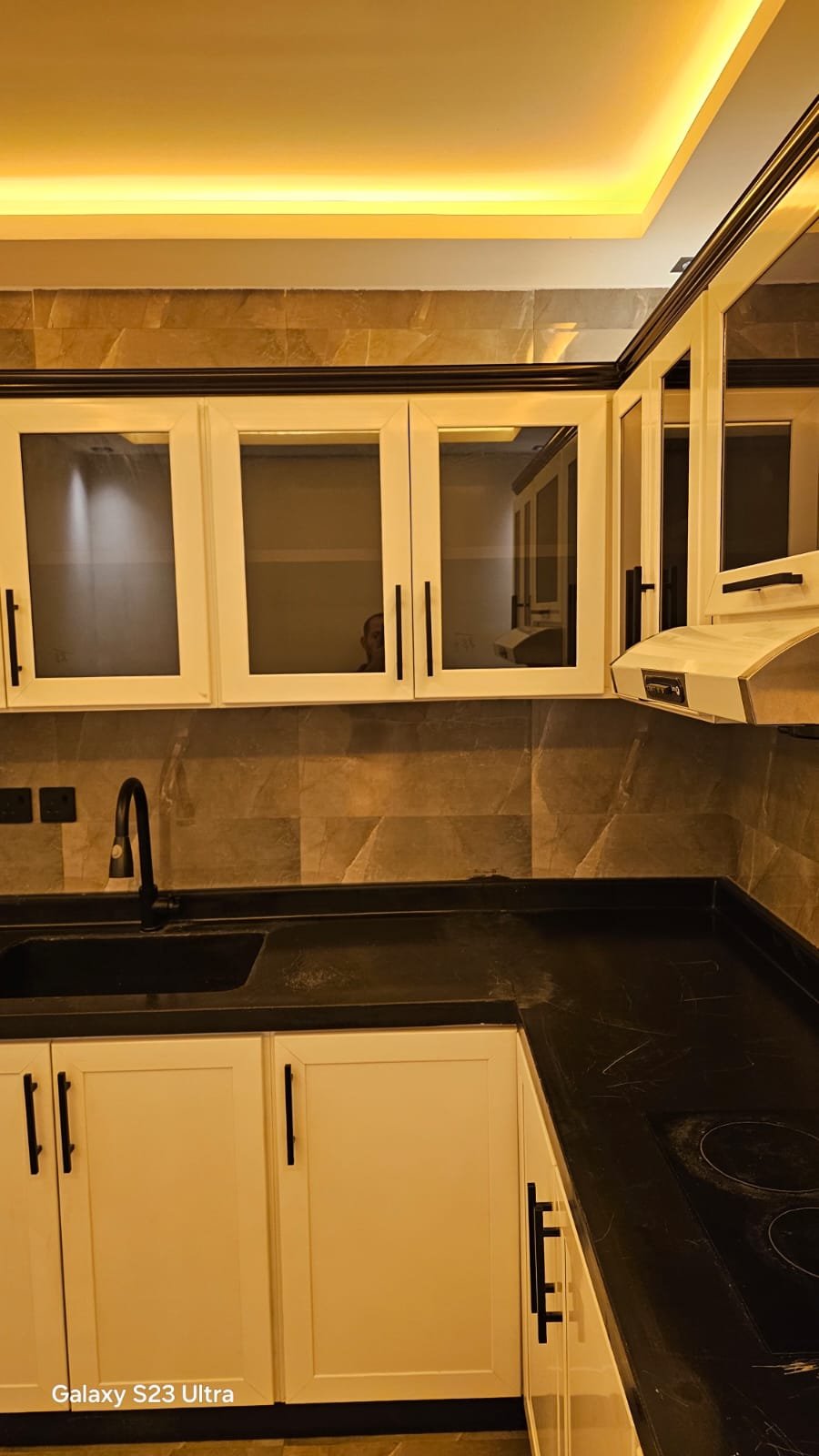 مطبخ المنيوم بيج مع رخام اسود