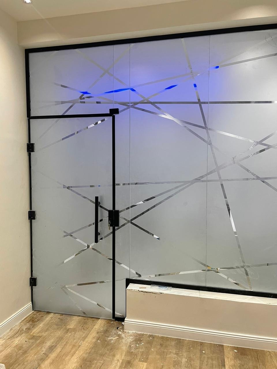 زجاج سكريت رش رملي مع اطار اسود