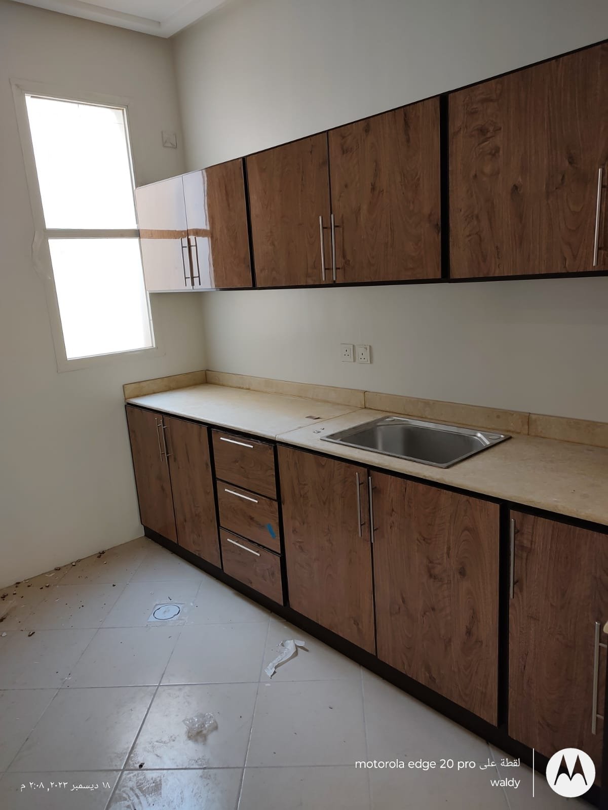 مطبخ بني المنيوم